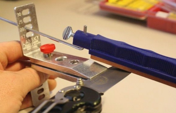 Фото с сайта https://kizlyar-shop.ru/info/articles/2020/kak_tochit_nozhi/