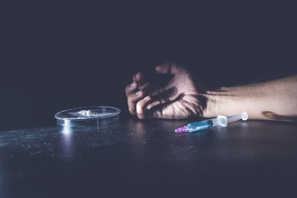 Почему люди становятся зависимыми: психология наркомании. (источник изображения: freepik.com)