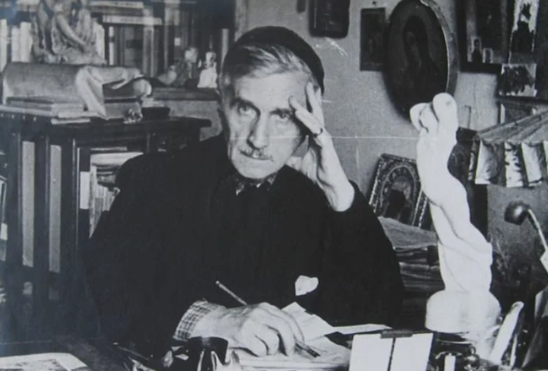 У Колчака редактировал газету, участвовал в допросах пленных, а в 1941 году получил Сталинскую премию за свою историческую книгу