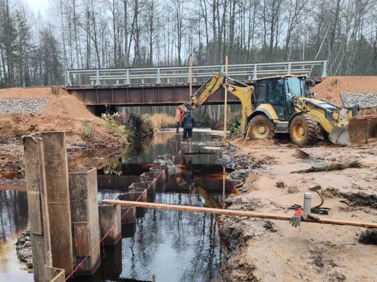     Движение транспорта организовано по временному мосту. Фото: telegram-канал «Новгородавтодора»