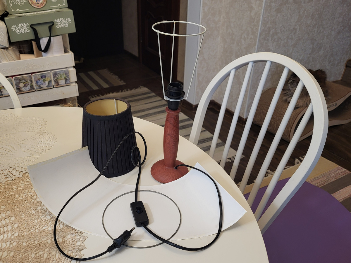 Запчасти от двуз настольных ламп - Фото Ольги Суховой.