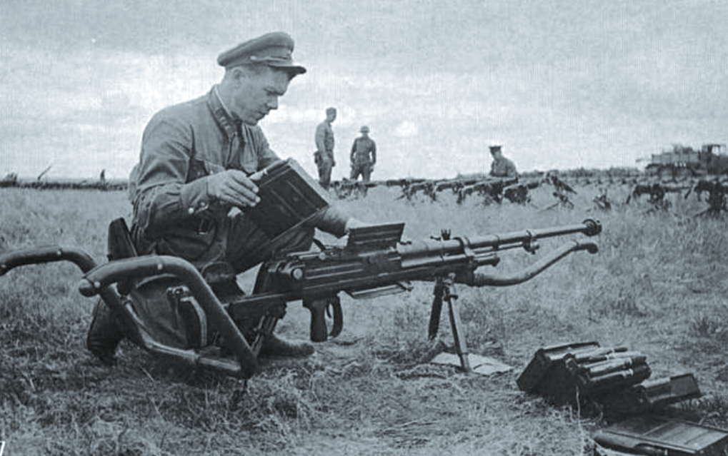 Командир РККА и трофейное японское 20-мм противотанковое ружье "Кйяна Шики". Окрестности р. Халхин-Гол, август 1939 г.