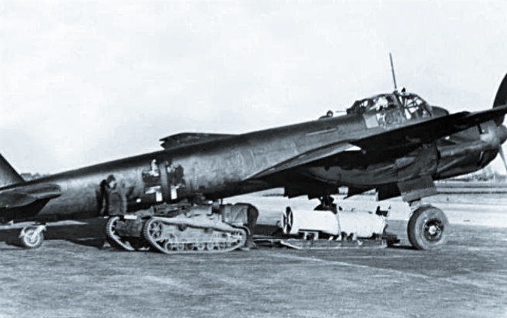 Тягач люфтваффе Renault UE используется для перезарядки бомбардировщика JU-88. Украина, 1942 г.