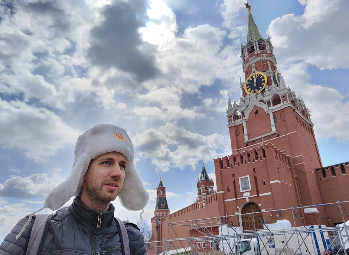 Привет! Меня зовут Махил, и я голландец в России. 10 лет назад я впервые вышел из аэропорта Москвы без обратного билета. С тех пор я живу в России, и в моём блоге рассказываю про самые забавные (и не очень) ситуации из жизни и приключения. Подписывайтесь, если вы ещё не сделали это :).