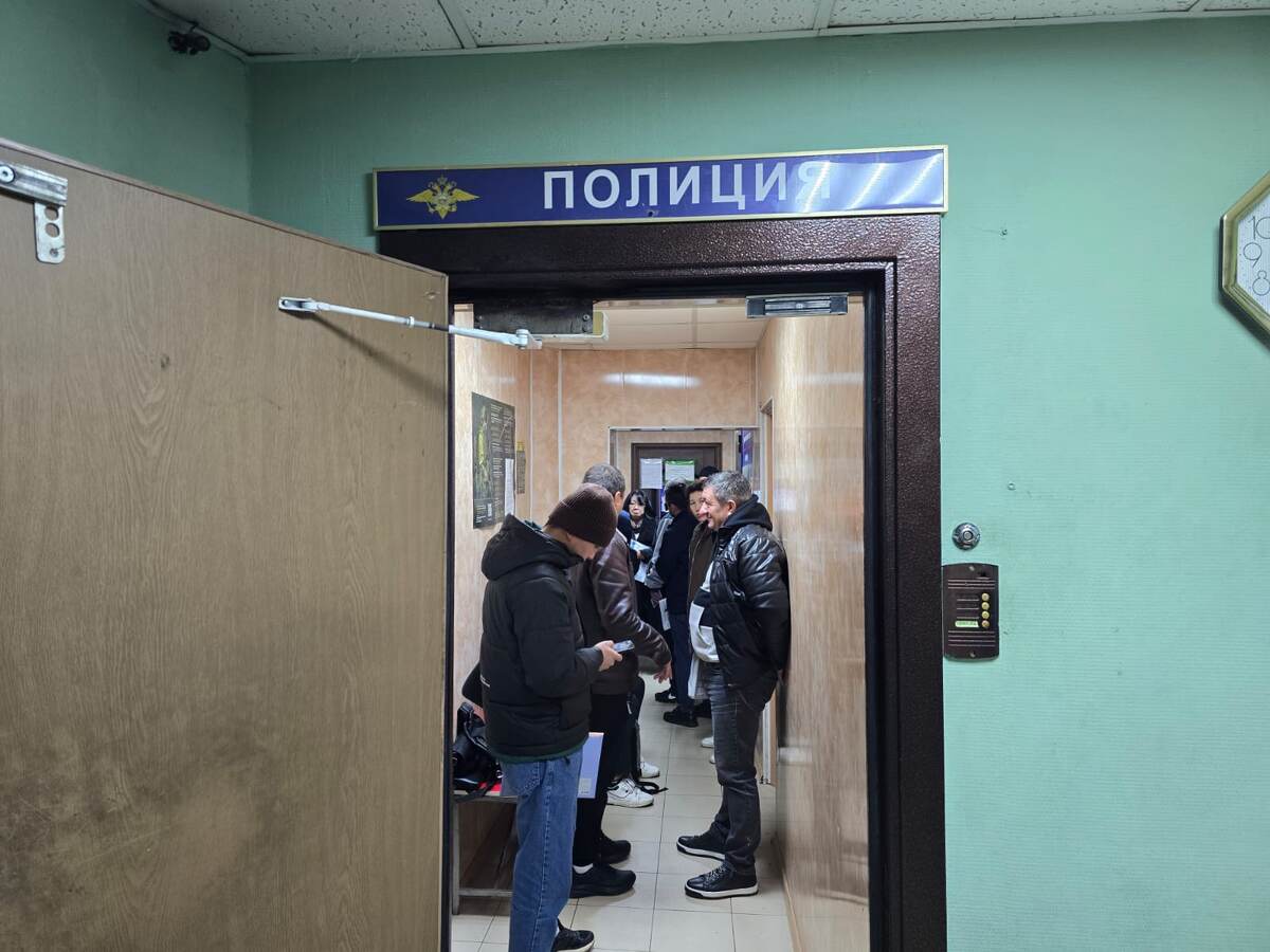 Внутри лишь часть очереди. Основная очередь - на улице. Фото: Голландец в России