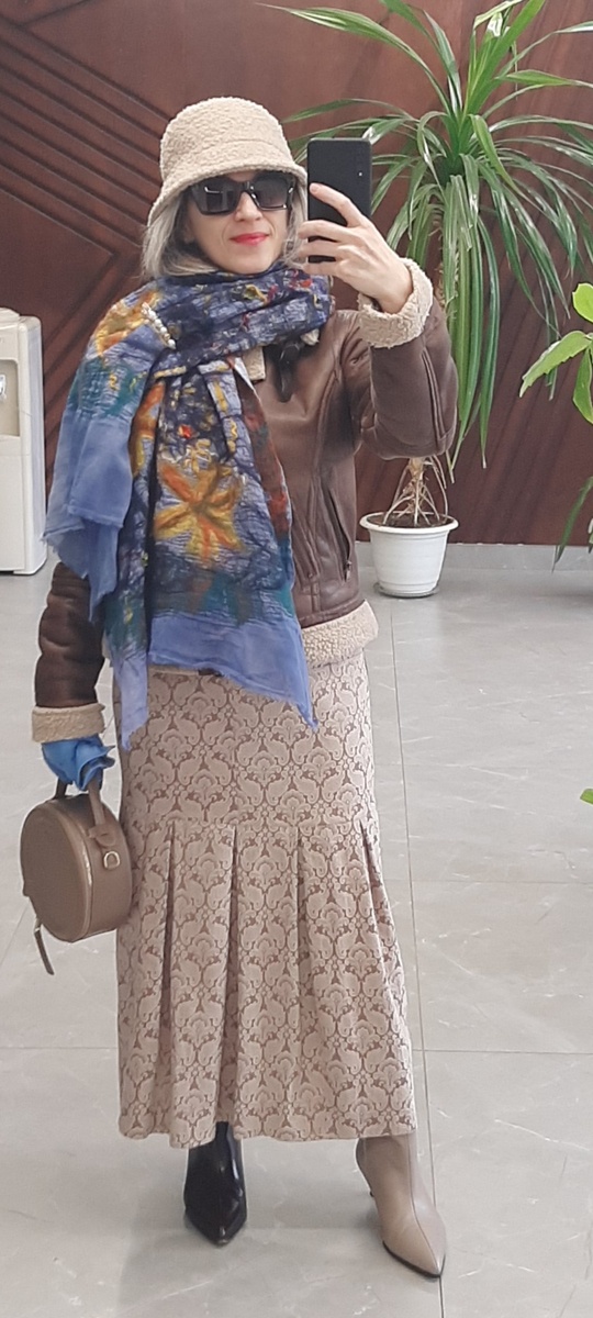 Дублёнка, панама и юбка из секонд-хэнда.