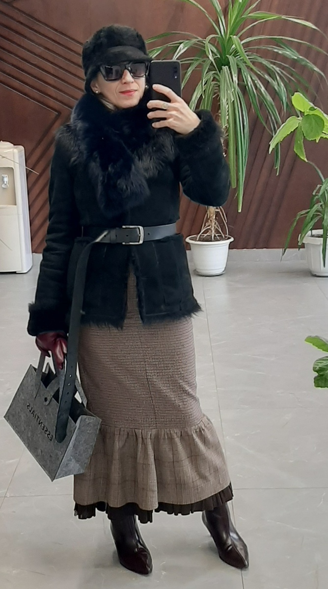 Дублёнка, шапка и юбка из секонд-хэнда.