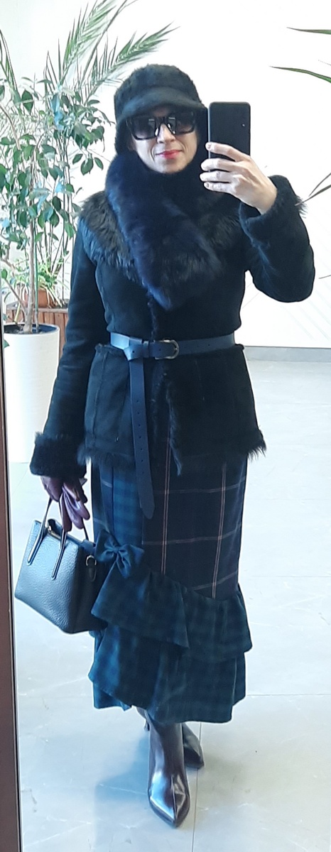 Дублёнка, шапка и юбка из секонд-хэнда.