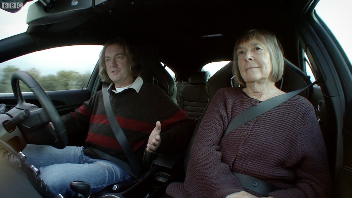 Кадр из передачи Топ Гир, в которой Джеймс Мэй испытывает автомобиль Vauxhall VXR на дорогах Великобритании с участием Маргарет Калверт, дизайнера современных дорожных знаков Великобритании. Впервые опубликовано в июле 2010 года.