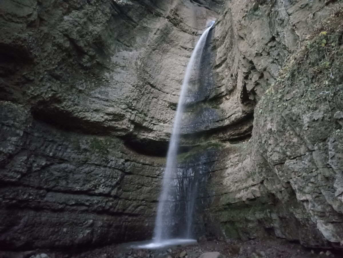 Адай Су. Малый Чегемский водопад. Находится в Нижнем Чегеме