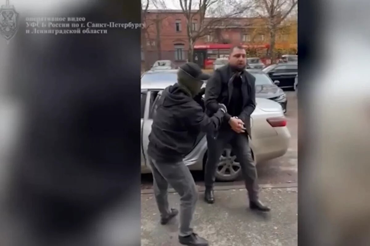    При задержании обнаружили много поддельных удостоверений.