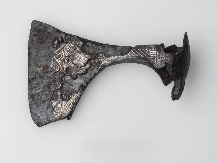     Топор украшен серебряной инкрустацией. Фото: пресс-служба Новгородского музея-заповедника