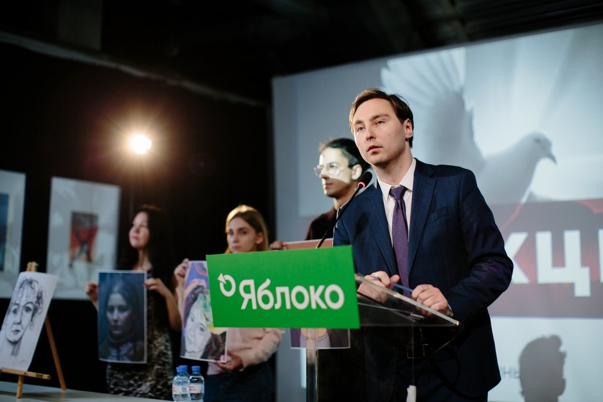 Кирилл Гончаров представляет лоты из личной коллекции художницы Марии Волощук. Фото: пресс-служба партии
