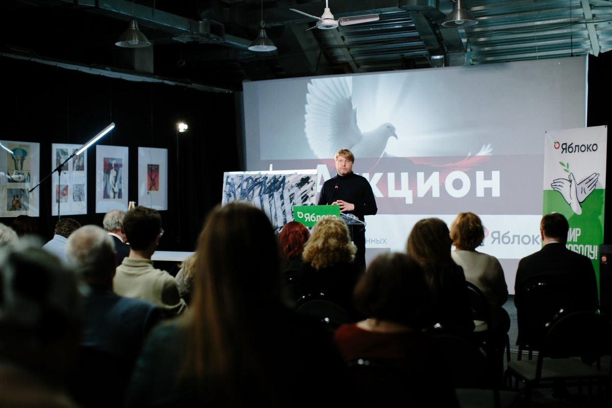 Председатель партии Николай Рыбаков на седьмом Аукционе «Яблока» в поддержку семей политзеков. Фото: пресс-служба партии
