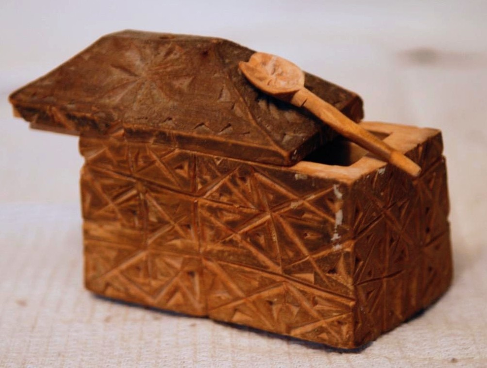 В старину соль хранили в особых солонках, и ее берегли как большую ценность. Без соли даже самая сытная еда считалась пресной и невкусной.