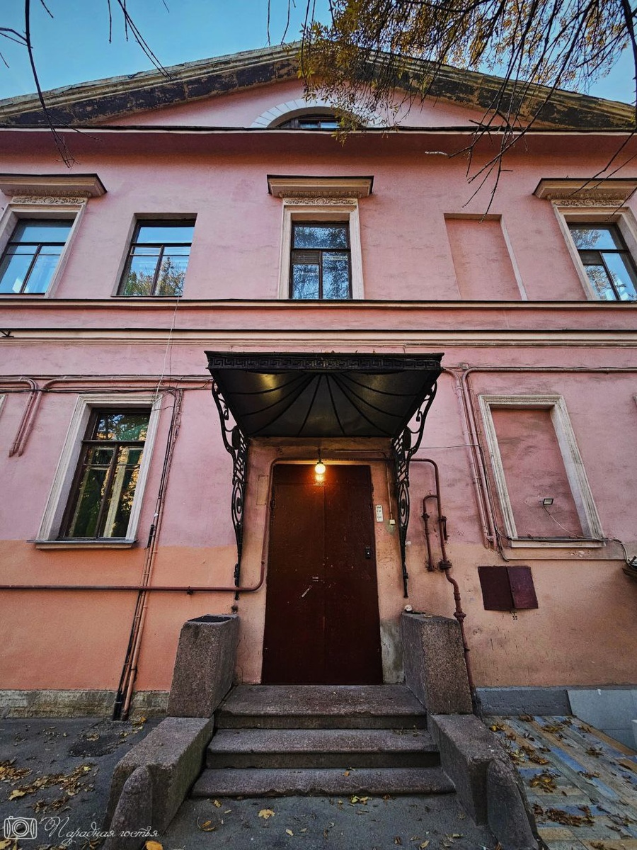 При этом крыльцо у него довольно любопытное. Фото: Парадная гостья