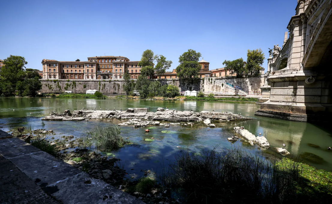 Обнажившиеся остатки моста через Тибр в Риме