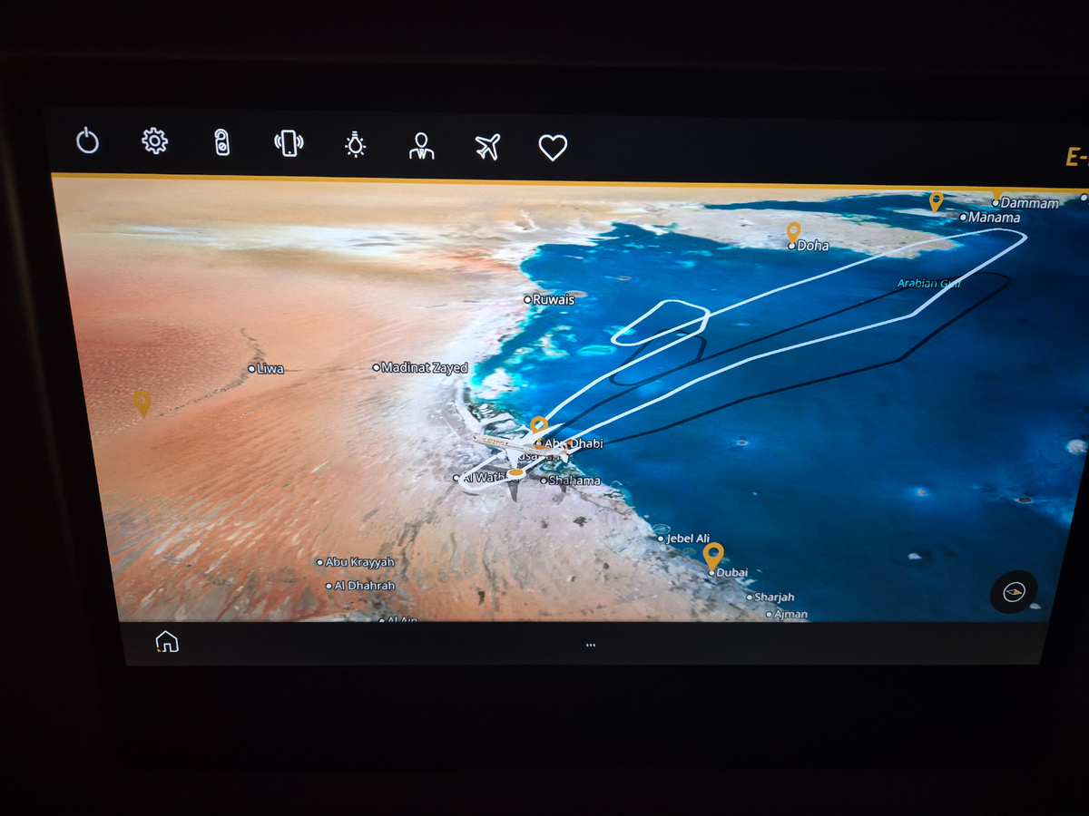 что-то сломалось и мы вернулись аэропорт Абу-Даби 