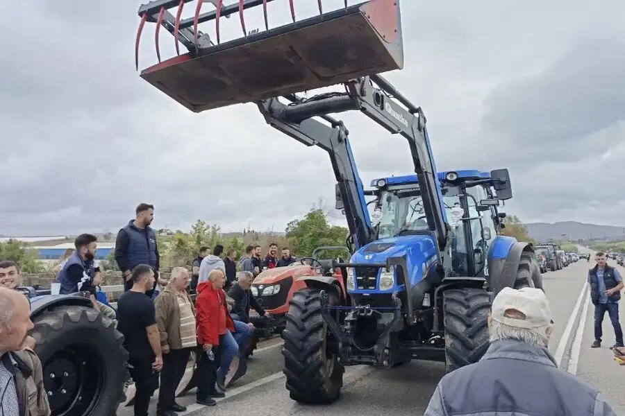 Моменты недавних митингов протеста греческих фермеров, вызванных скандалом с незаконным присвоением субсидий, источник: ©902.gr