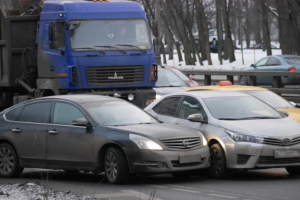    Похоже, избежать возникновения таких аварий можно только регулярно повторяя: "Не нужно ездить по обочинам". / Сергей Михеев