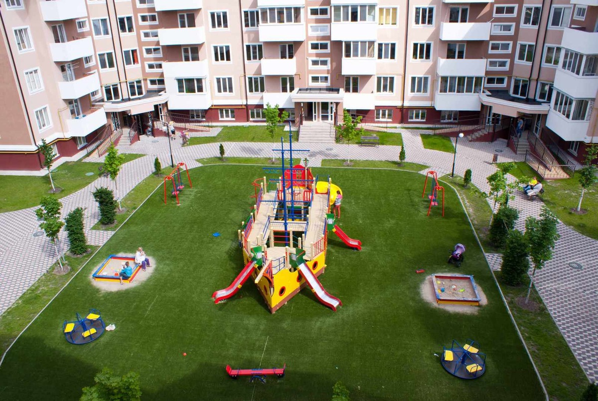 Во дворах новых кварталов с высоченными махинами в девятнадцать, а то и в двадцать один этаж, росли маленькие аккуратные ёлочки и печальные кривые берёзки, обделённые солнечным светом, который никак не способен пробиться сквозь толстенные корпуса домов. // Яндексовая Алиса