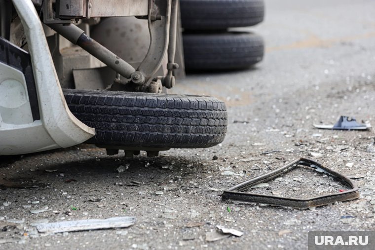     Очевидцы вытащили людей из упавшего автомобиля (архивное фото)