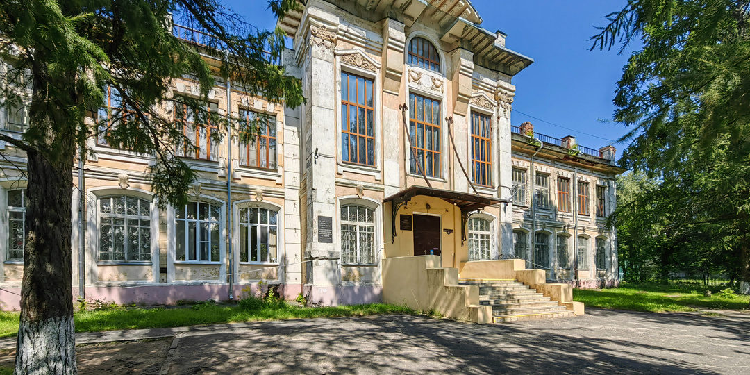 Старинный г. Покров, поделённый надвое федеральной трассой М-7 Волга (Владимирская область)