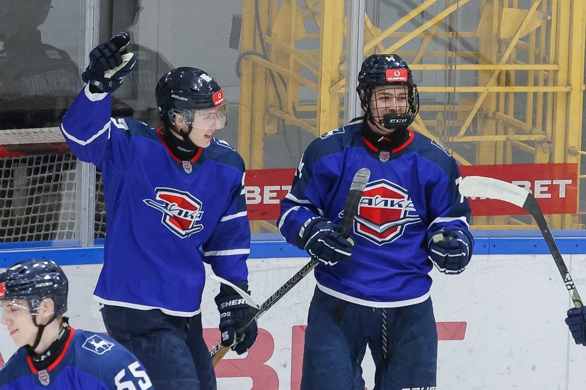    16-летний форвард Кирилл Щербаков (справа) в третьем матче на уровне МХЛ открыл счёт своим заброшенным шайбам