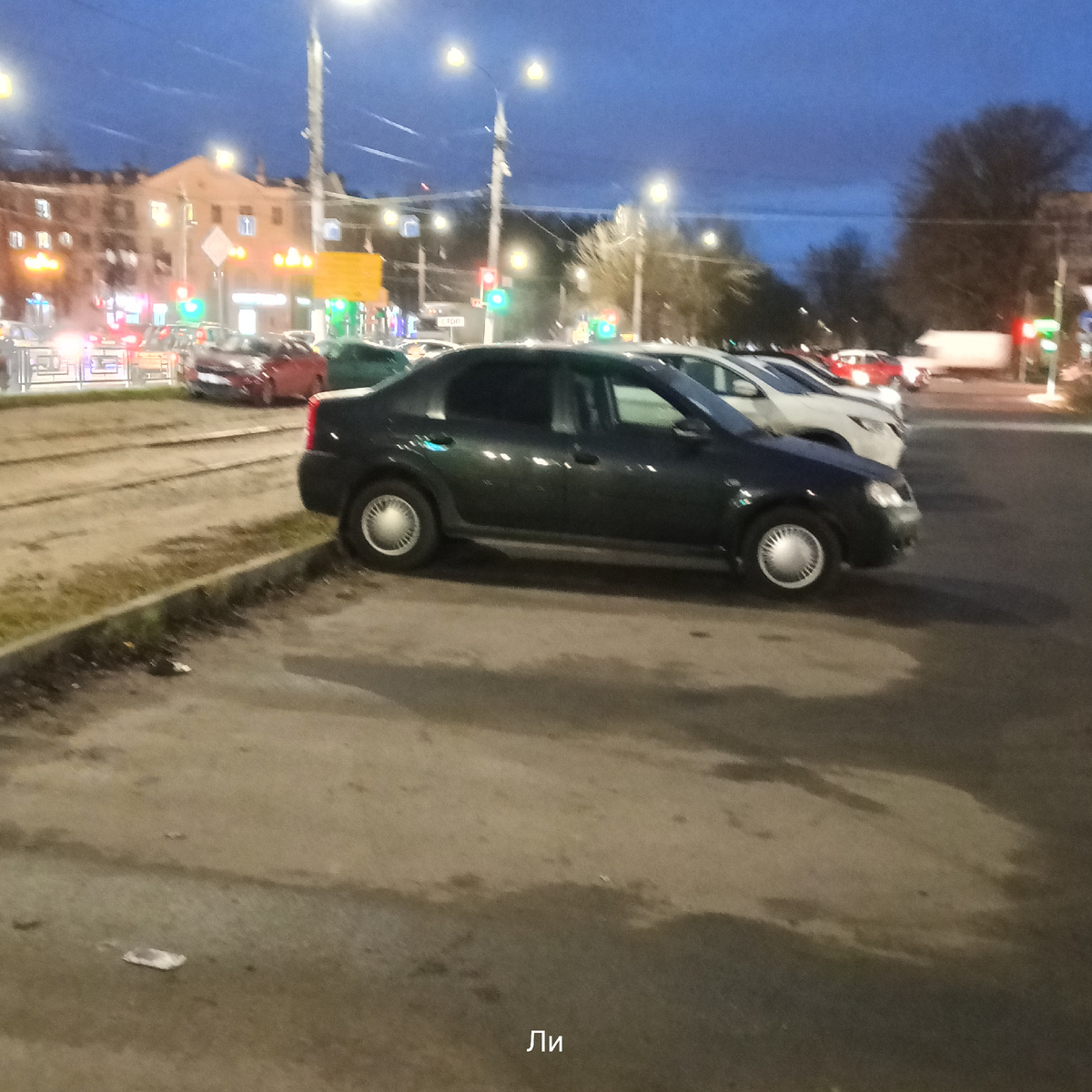 Изначально моя машина стояла на месте чёрной машины на переднем плане. Передвинули её к дороге, на место вишнёвой машины на заднем плане слева. Там постоянно машины стоят. Интересно, их владельцев не штрафуют?