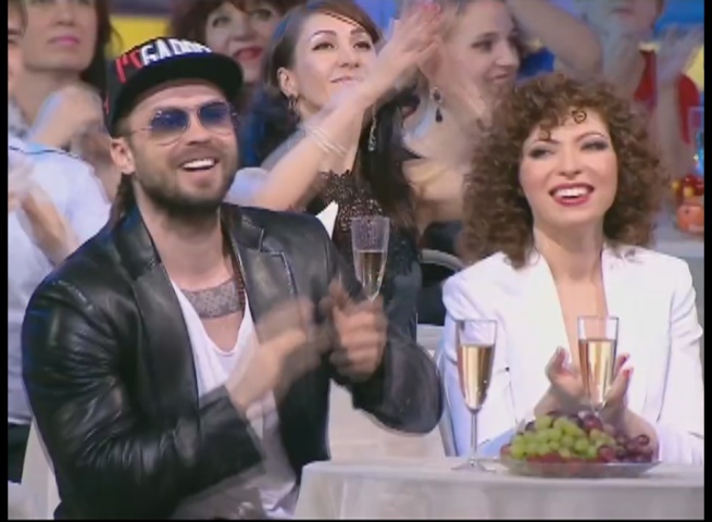 Солистка "Бандэрос" бандерос кому-то шепчет: -"Голос жены Фадеева звучит".