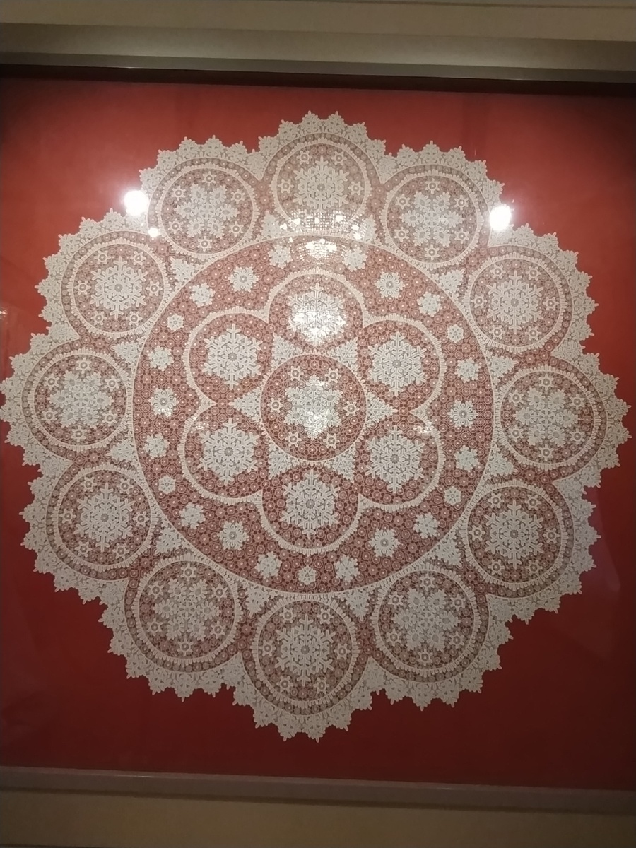 На  фото - скатерть диаметром 3 метра