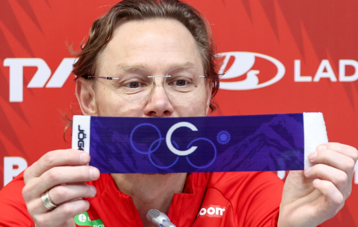    Главный тренер сборной России Валерий Карпин с капитанской повязкой  Дмитрий Феоктистов/ТАСС