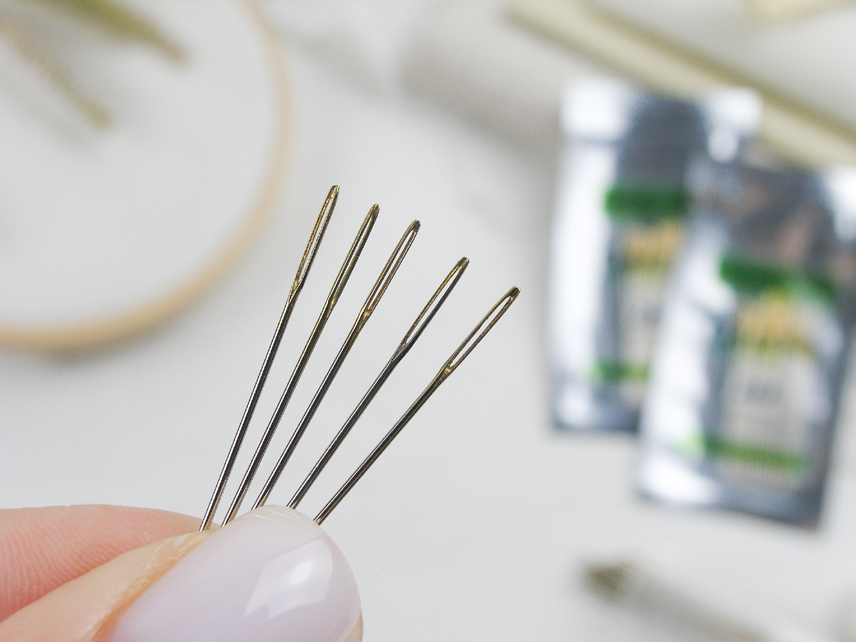 Очень важно качество полировки ушка, чтобы ниточка хорошо скользила и не рвалась