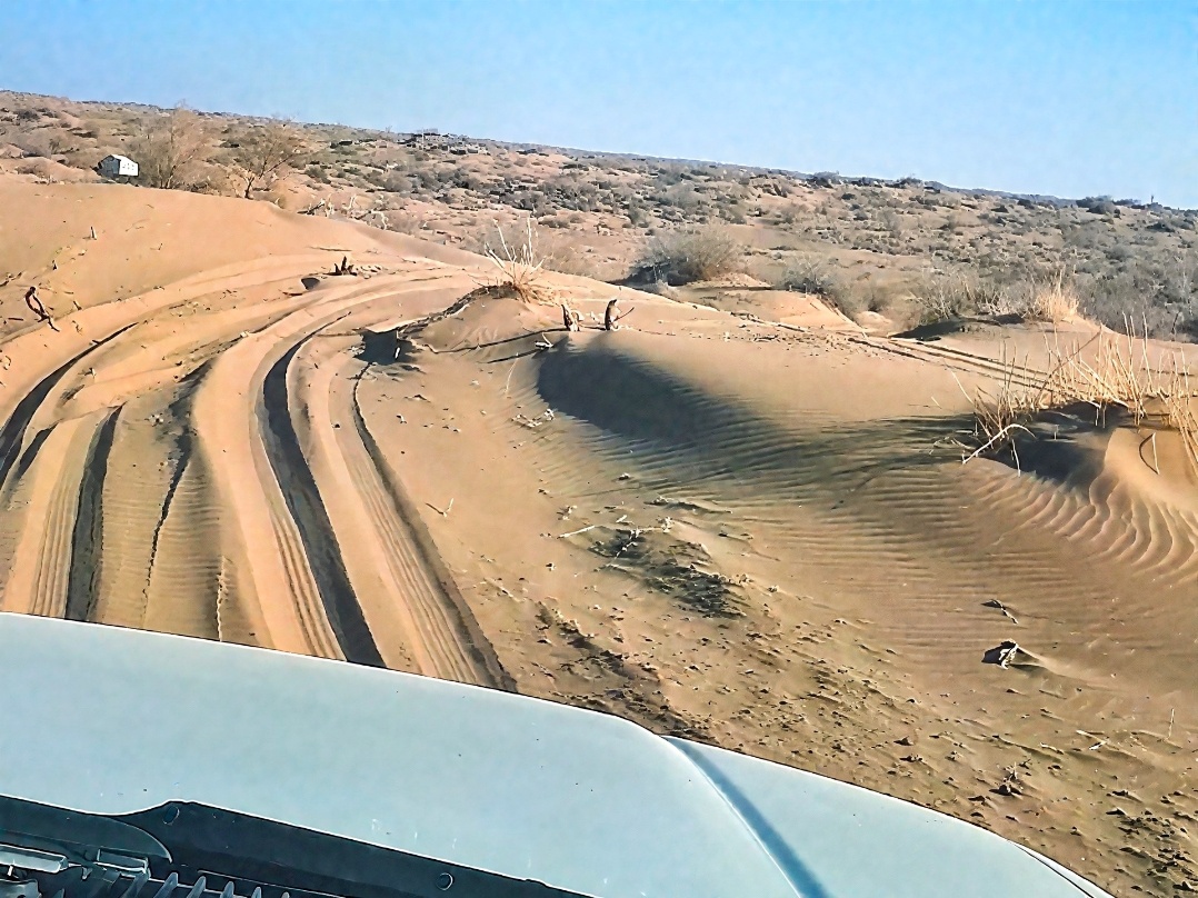 Приходится объезжать трудный участок.