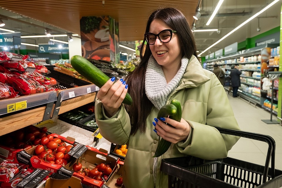    Первое место среди самых подорожавших товаров по итогам октября заняли помидоры, перец и огурцы Юлия ПЫХАЛОВА