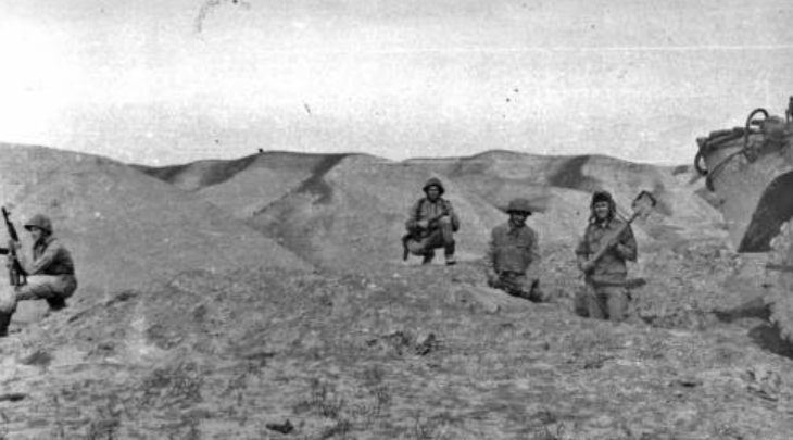 Рытье капонира для БТР советской пограничной мотоманевренной группы. Республика Афганистан, 1988 год 