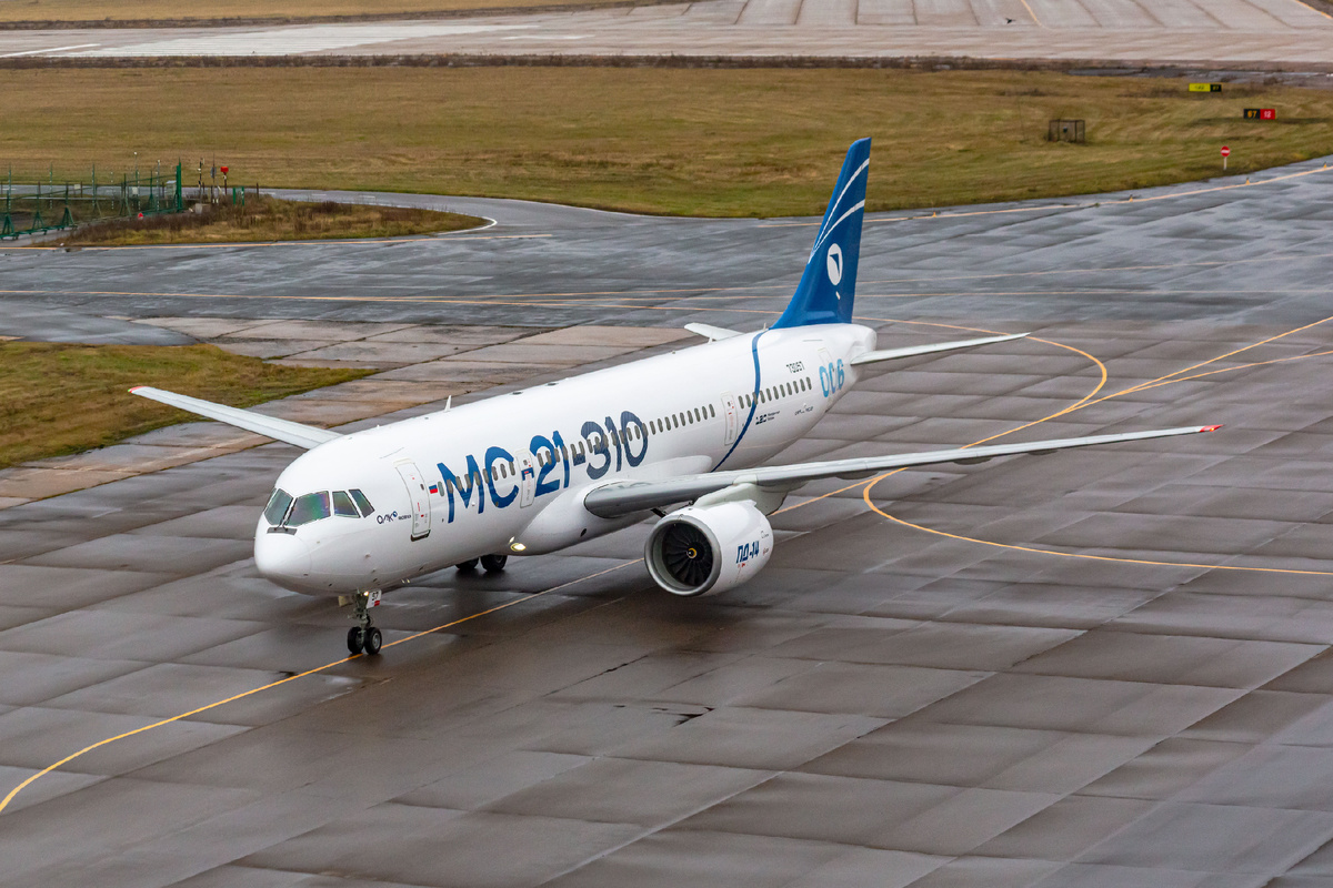 МС-21-310 73057 заруливает после посадки