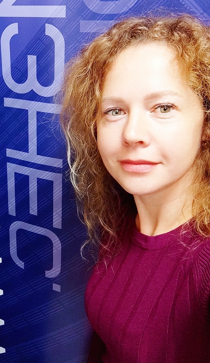 Сегодня блогер, завтра не блогер Именно эта фраза прозвучала в процессе рассмотрения моей заявки на соцконтракт и я до сих пор думаю о ней.Я подала документы на социальный контракт - это 350 тысяч рублей на развитие своего дела.Я была уверена, что всё получится:я собрала все документы,прошла обучение,сдала тест, оформила бизнес-план.И вот моё искреннее удивление - мне отказали.Причина проста: мой бизнес-план не подошёл.Мне предложили переделать его и подать снова в декабре.Пока не знаю, буду ли я это делать.Мне нужно время, чтобы всё переосмыслить.Но больше всего меня задела фраза: «Сегодня блогер, завтра не блогер». Это напомнило, что даже сейчас многие не воспринимают блогера как человека, который действительно работает.Хотя я вижу, как другие блогеры стабильно зарабатывают рекламой.📸 Я очень хотела купить мощный компьютер, чтобы монтировать быстрее и лучше.Я мечтала о фотоаппарате с объективом, чтобы делать крутые снимки и превращать их в магниты с видами Крыма.О камере 360°, которая даёт эффект съёмки с высоты.О хорошем микрофоне, чтобы звук был чистым и профессиональным.Это были мои планы.Мой путь развития.Мой бизнес-план.Но он провалился.И мне понадобилось пару дней, чтобы собраться с мыслями и рассказать вам об этом.Такова моя ситуация на сегодня.Спасибо всем, кто рядом.Иногда слова поддержки - это уже огромное дело.