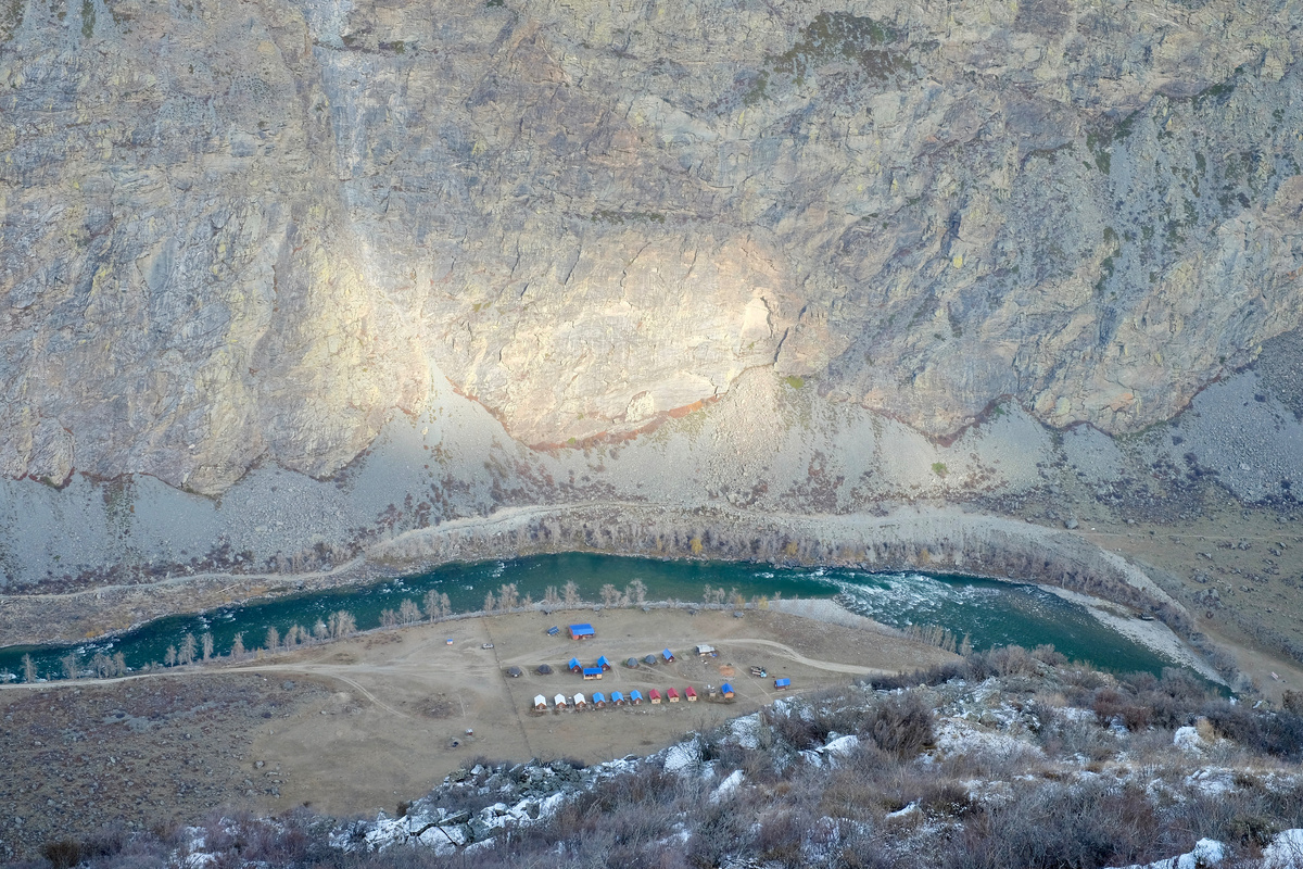 ущелье не перевале Кату-Ярык. Внизу видны домики, визуально со спичечную головку.