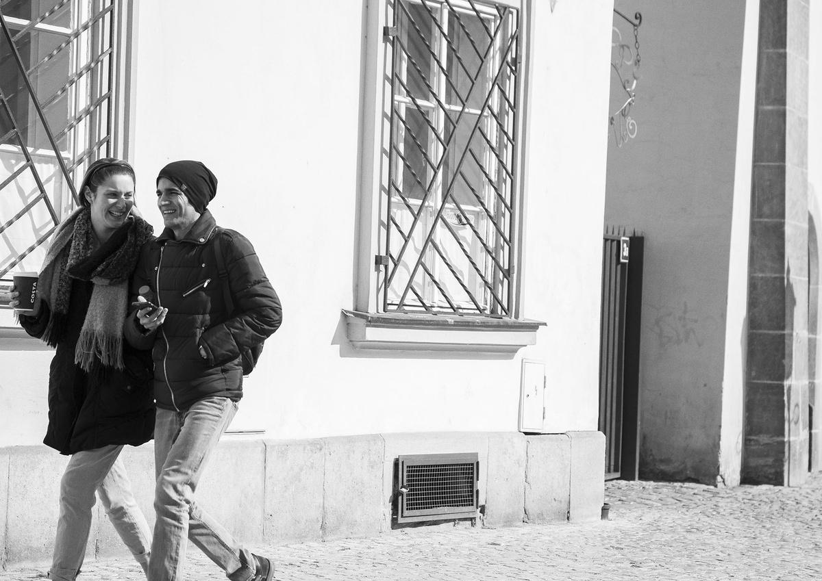 Молодая пара ранним утром идет по своим делам, компановка кадра подсказывает, что они очень спешат ─ пример "прямого сюжета"