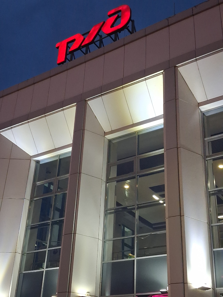 Здание Железнодорожного вокзала на площади Революции в Нижнем Новгороде. Фото автора. 