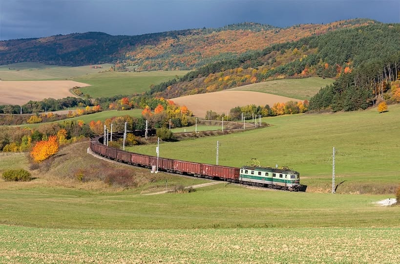 Красивое железнодорожное фото из Словакии с редкой ныне серией электровоза