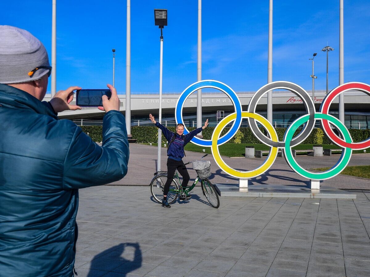    Посетители Олимпийском парка в Сочи фотографируются у олимпийских колец© РИА Новости / Алексей Куденко