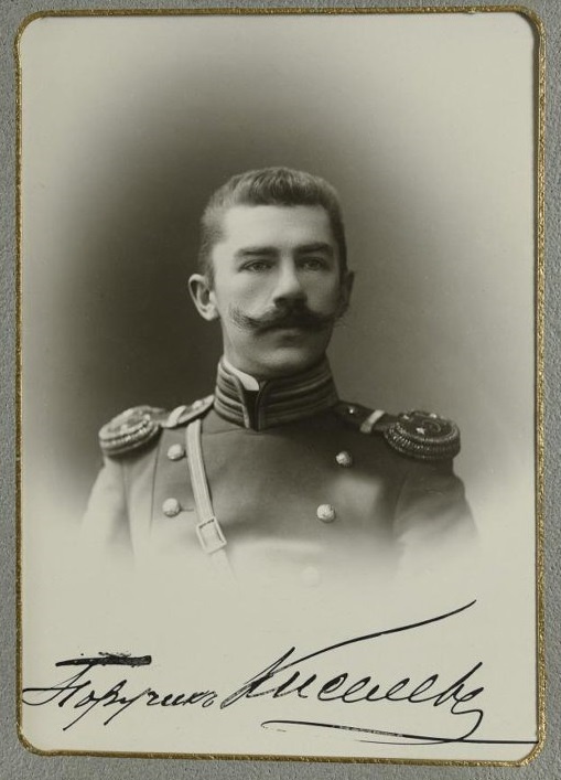 Поручик Киселев Сергей Петрович (24.09.1878 - 12.11.1928). Поручик 161-го пехотного Александропольского или 289-го пехотного Сухаревского полков. Штабс-капитан (1.11.1909). 17.10.1910 был переведен в 12-й гренадерский Астраханский полк. С 16.04.1914 - командующий нестроевой ротой. 23.10.14 вступил в командование 9-й ротой Астраханского полка. В ночь на 11.11.1914, во время боев под Краковом, будучи окруженной прорвавшимся противником в своем окопе, рота шт.-кап. Киселева отразила до 11 атак, а с подходом подкреплений участвовала в контратаке и захватила пленных, в т.ч. полковника, выразившего командиру 25-го армейского корпуса генерал-лейтенанту А.Ф. Рагоза свое восхищение действиями русского штабс-капитана. За этот бой С.П. Киселев, получивший ранение в шею, был награжден орденом Св. Георгия 4-й ст. По возвращении из госпиталя в январе 1915 вновь командовал 9-й ротой. 8.07.1915 получил второе ранение. Капитан (23.01.1915); подполковник (ВП 27.09.1915; ст. 3.05.1915). 12.05.1916 был переведен в 1-й Особый пехотный полк и принял участие в действиях Русского экспедиционного корпуса во Франции. Полковник, командир 5-го Особого пехотного полка. Получил тяжелое ранение. В эмиграции в Германии, затем во Франции. Член Союза русских военных инвалидов и Союза участников войны на французском фронте. Скончался в Ницце, похоронен на кладбище Кокад в Ницце, Франция. Ссылка: https://ria1914.info/index.php/Киселев_Сергей_Петрович