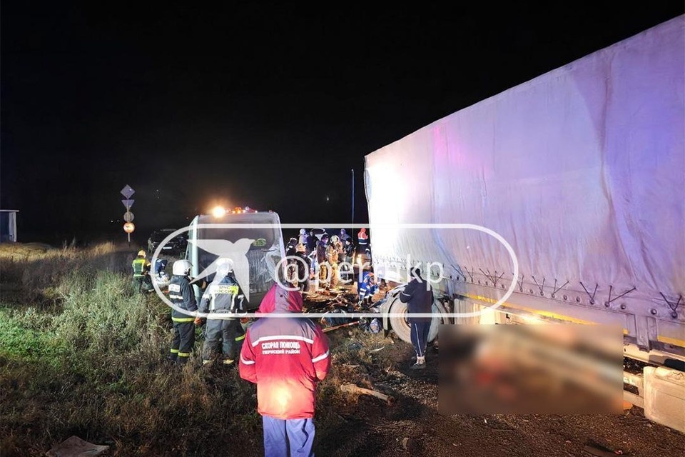    Вечером 14 ноября под Кунугром микроавтобус врезался в грузовик. Фото предоставлено источником КП-Пермь.