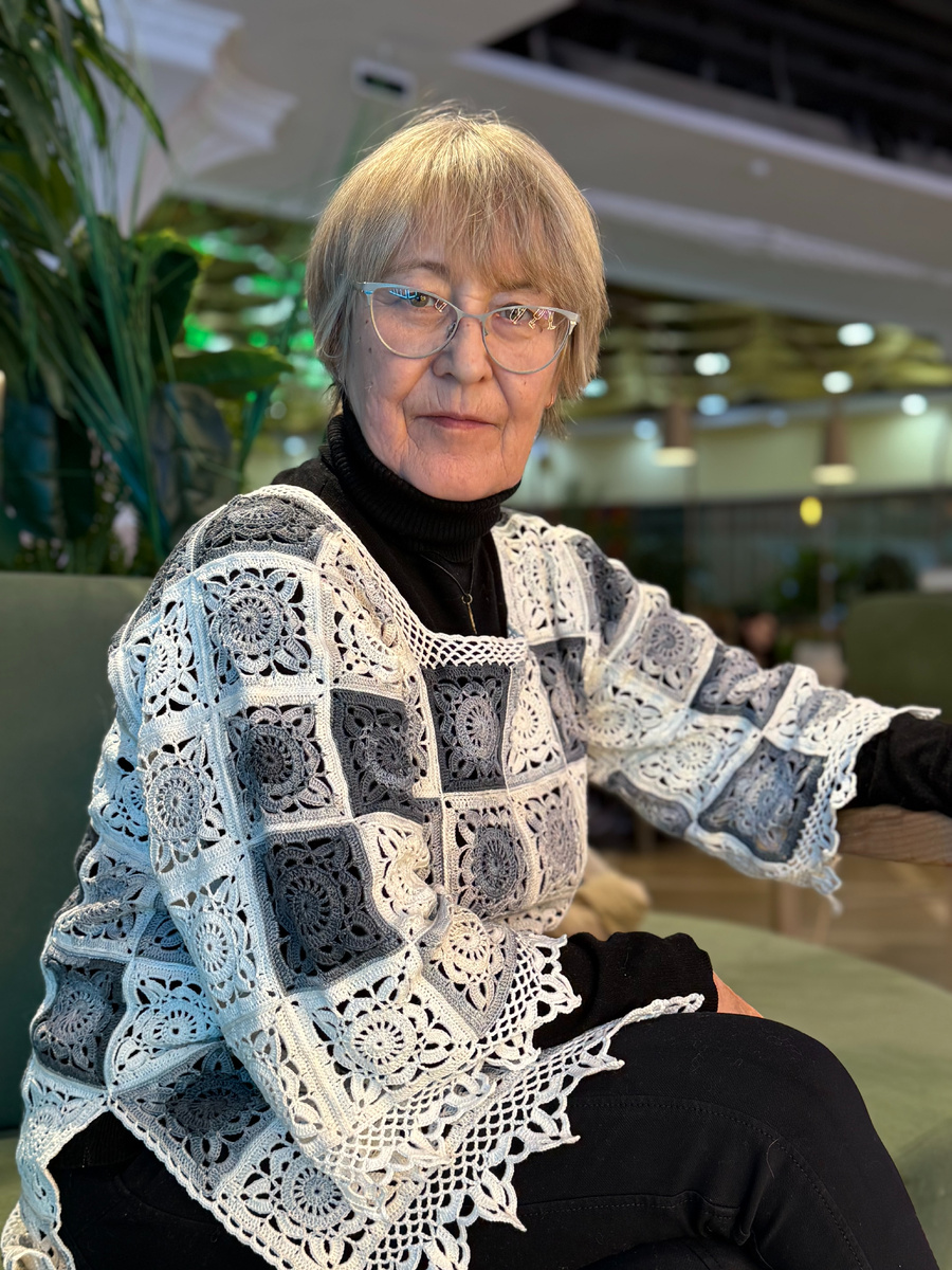 На фото – Марина Евгеньевна. Тунику из бабушкиных квадратов с кружевом она связала сама. Фото Дарьи Локшиной