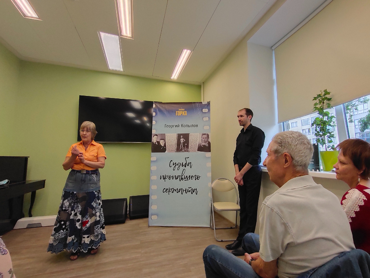 Презентация книги «Судьба пропавшего сержанта» в июне 2021 года. Марина в юбке, сшитой своими руками. Фото Дарьи Локшиной