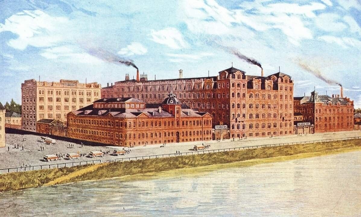 Здание фабрики на Берсеневской набережной. Производство продукции фабрики "Красный октябрь" там велось вплоть до 2007 года, пока не было перенесено в другое место.