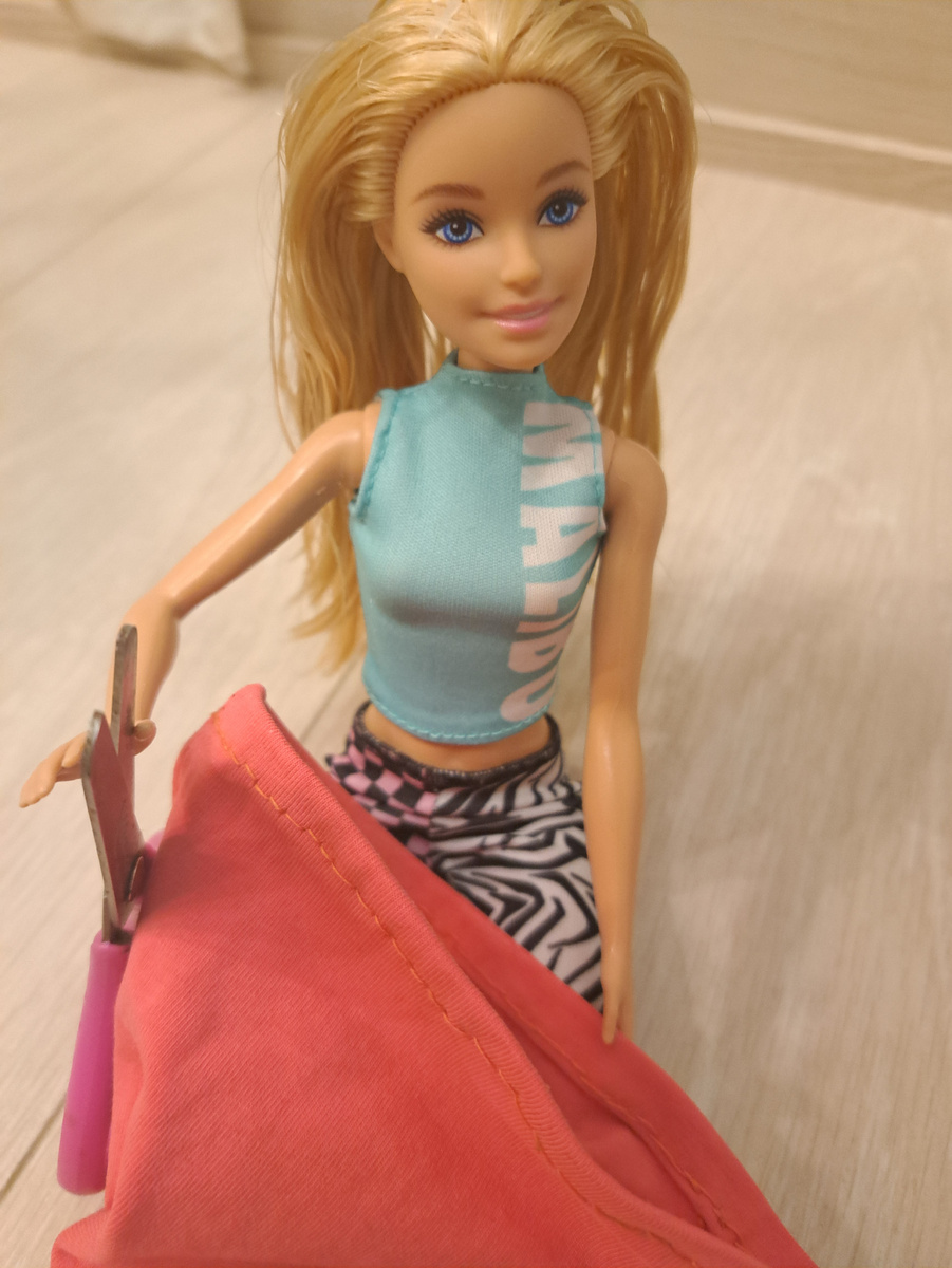 Подгибаем нижний срез, ещё один подгиб, и прошиваем.