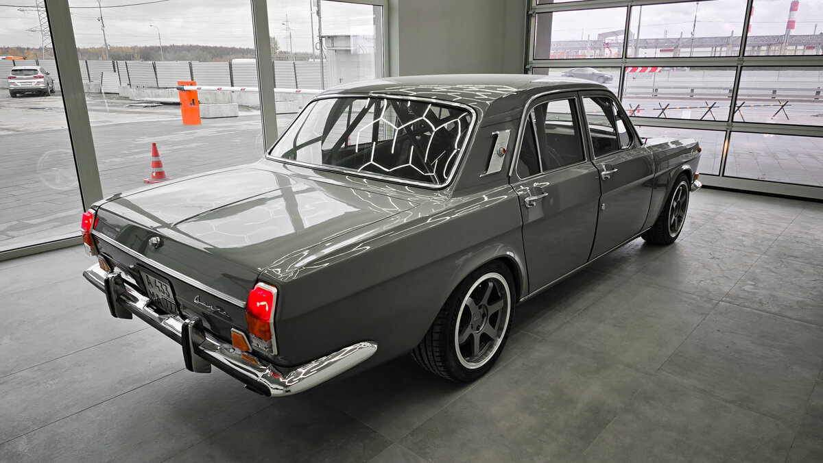 Внешне это обычная «Волг» ГАЗ-24 1969 года выпуска с пробегом, якобы, всего 777 км. 